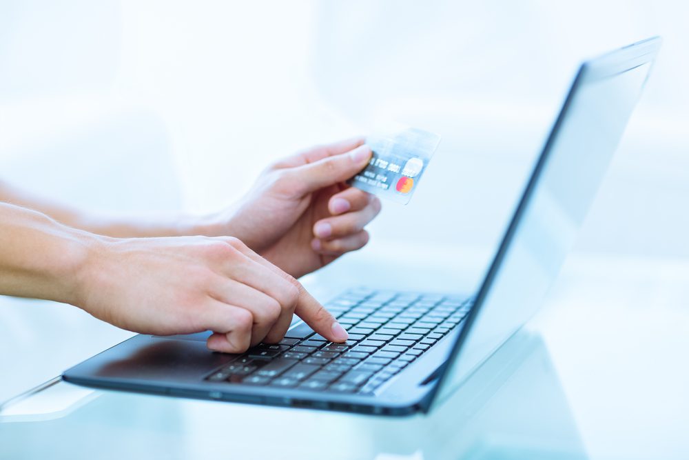 Close-up,Of,Hands,Shopping/paying,Online,Using,Laptop,And,Credit,Card.